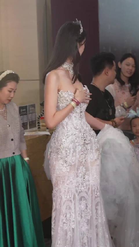 白舒，全球中华小姐中国总冠军，身高180