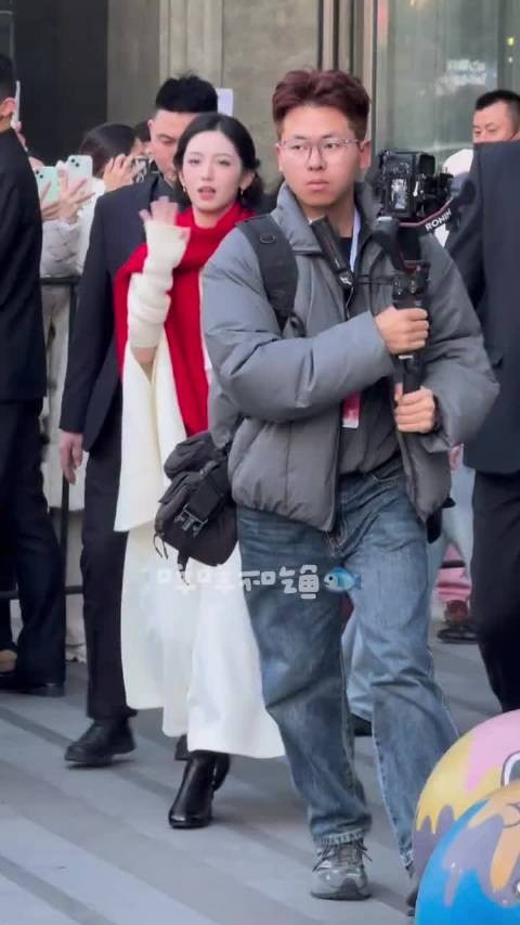 周也今天出席活动，白色大衣➕红围巾，谁的冬日雪地女主角来了