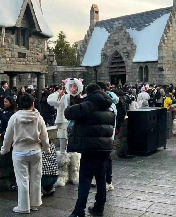 何猷君奚梦瑶夫妇韩国游被偶遇，合照很亲民，没有架子