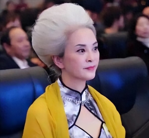 她两度瘫痪，遭丈夫抛弃后一夜白头，64岁惊艳众人成央视超模！