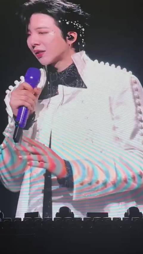 “别害臊，脱掉，脱掉，”哈哈肉眼可见了红温了 现场直拍#粉丝互动