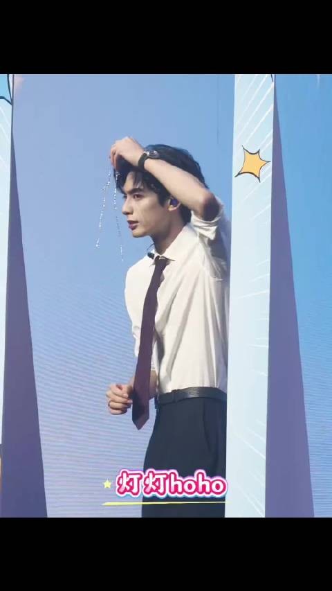 宋威龙白衣黑裤亮相尽显Gucci贵公子气质