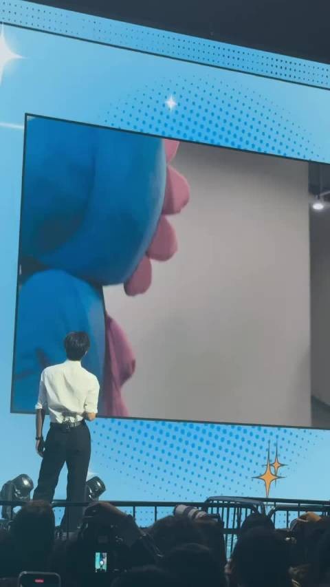 宋威龙见面会好暖心的一幕，自己躲进蓝龙玩偶里和粉丝互动！真的要爆哭了