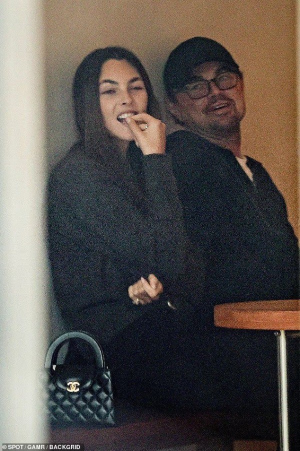 51岁小李子罕见公开亲吻女友，望向27岁意大利超模，尽显温柔