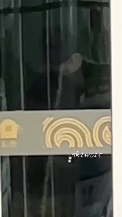 王俊凯出发澳门 All black私服暖乎乎戴帽子好随性 期待小凯跨年的舞台！