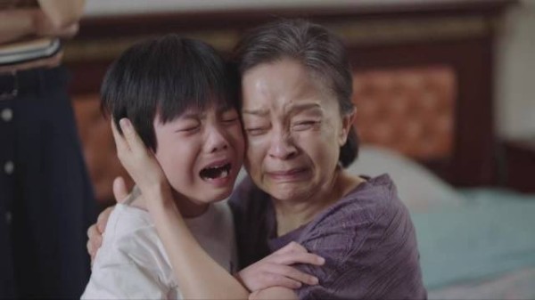 刘莉莉祖孙离别戏引观众共鸣，北京卫视《新一年又一年》热播