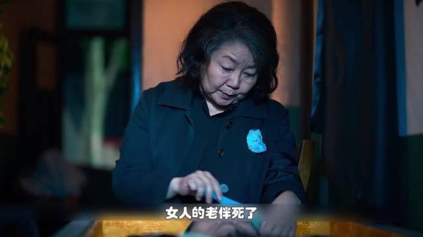 灵棚扇脸掩盖20年凶案，豪车撞破雕像现白骨