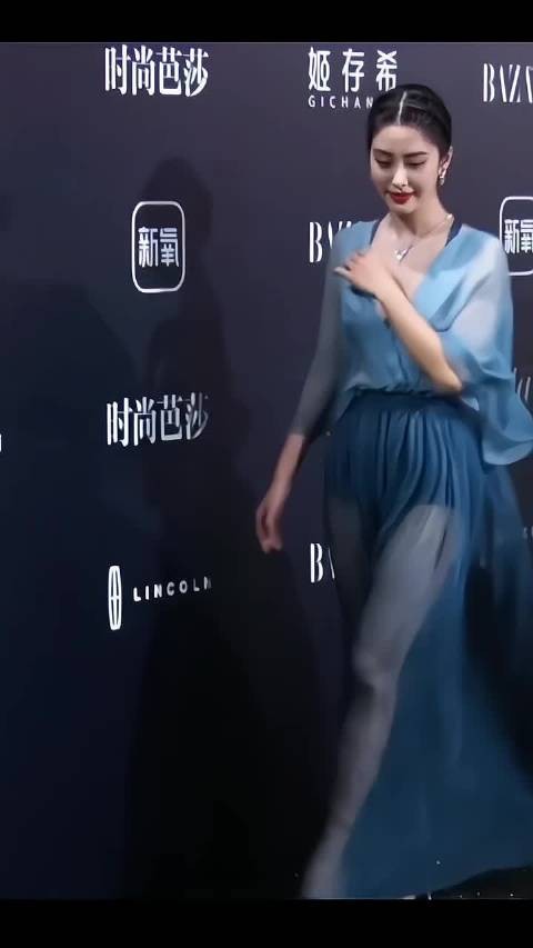 杨采钰蓝色半透裙活动现场