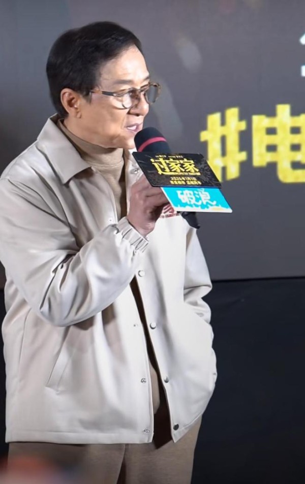 成龙对儿子太严格！以前经常骂房祖名，父子俩一年只通一次电话