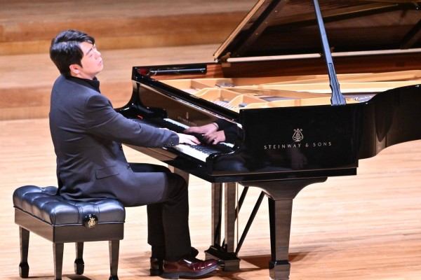 致敬已故恩师、融入熊猫元素，郎朗成都新年音乐会温情上演