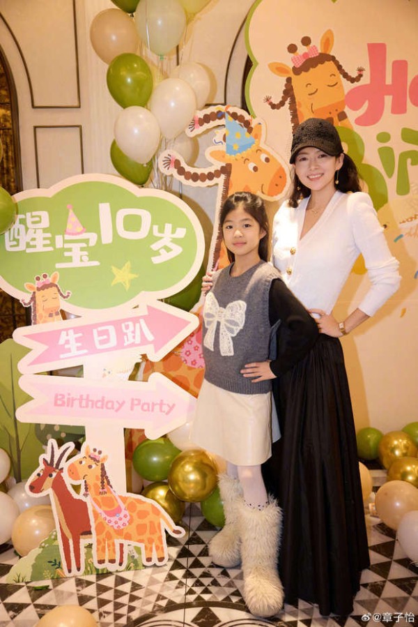 章子怡为女儿庆生晒照！醒醒颜值身高双在线