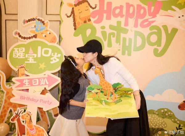 章子怡和醒醒亲亲，母女两人很幸福。