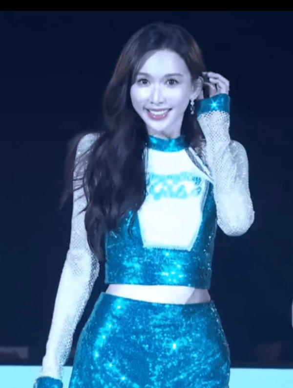 林志玲绽放温柔甜笑，魅力十足。