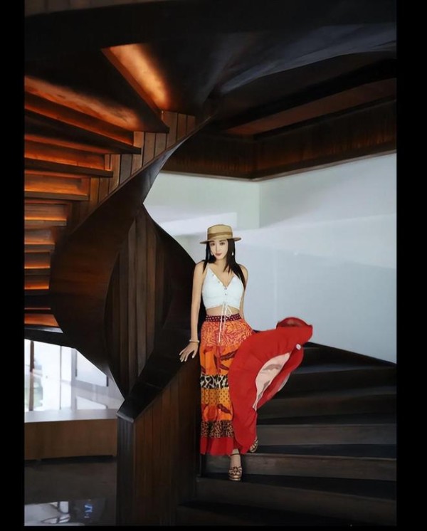 杜若溪一家海外度假，老公和女儿一起出镜，幸福的一家人