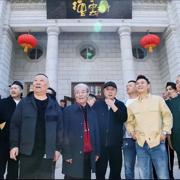 这就是曲艺界的现状，师胜杰徒弟邹德江，冒雪出席某饭店开业仪式