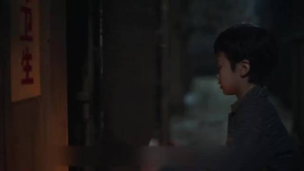 女孩身上流血害怕极了,还好有疼爱她的奶奶在身边 六姊妹 梅婷