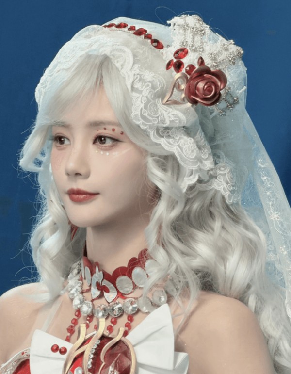 李一桐神态轻缓舒展，精致感与柔艳感兼具。