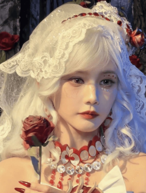 李一桐妆容细腻明艳，甜艳质感超吸睛。