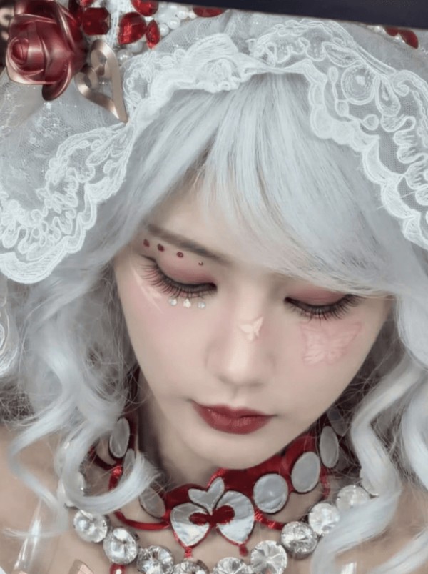 李一桐眼妆精致细腻，细节里满是精致质感。