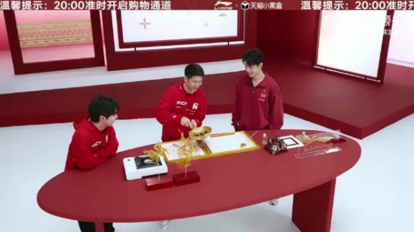 肖战红衣造型亮相北京卫视，舞龙糖画迎新春