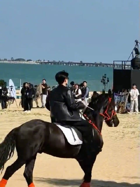 檀健次综艺骑马行云流水，紧急控马显身手