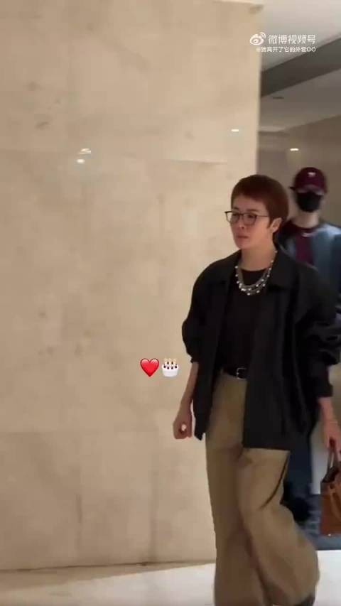 张凌赫湖南卫视跨年彩排下班,粉丝现场送生日祝福