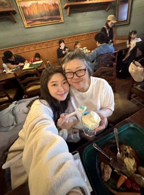 许绍雄妻女在豪宅聚餐过圣诞，继子全家也在三代同堂，遗孀乐开怀