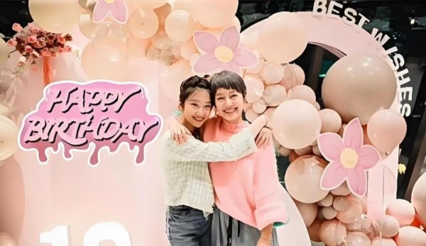 马伊琍大女儿晒出与姥姥合影，17岁爱马像父亲，马伊琍的母亲好年轻