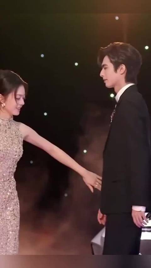 威龙麦麦同框如骄阳似我，抿嘴笑与敞亮笑对比鲜明