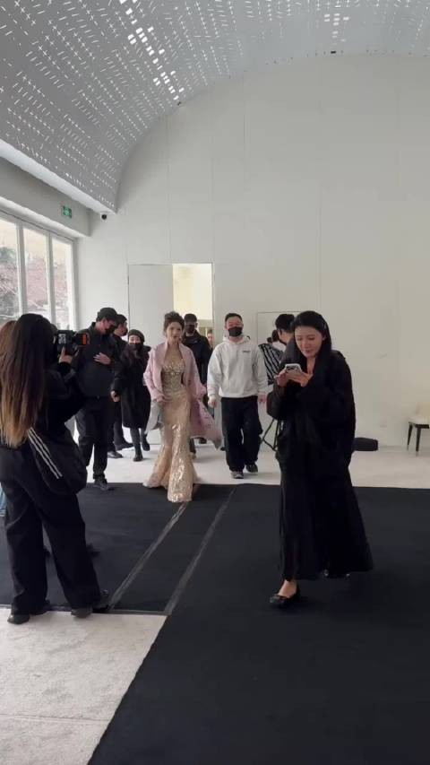 张予曦~鎏金礼服，极致曲线， 这套是真好看，假胯也是真明显