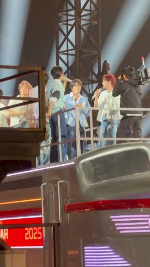 时代少年团湖南卫视跨年花车彩排和华晨宇击掌!