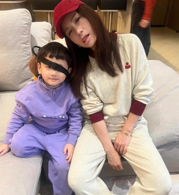 单立文胡蓓蔚夫妇与胡定欣袁伟豪聚会，陈山聪5岁帅气儿子抢镜