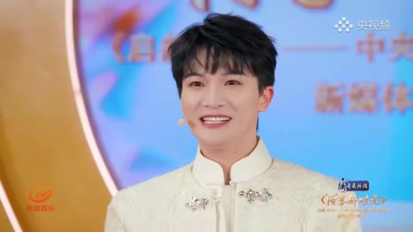 周深央视跨年晚会后台直播清唱，透露2026年巡回演唱会计划