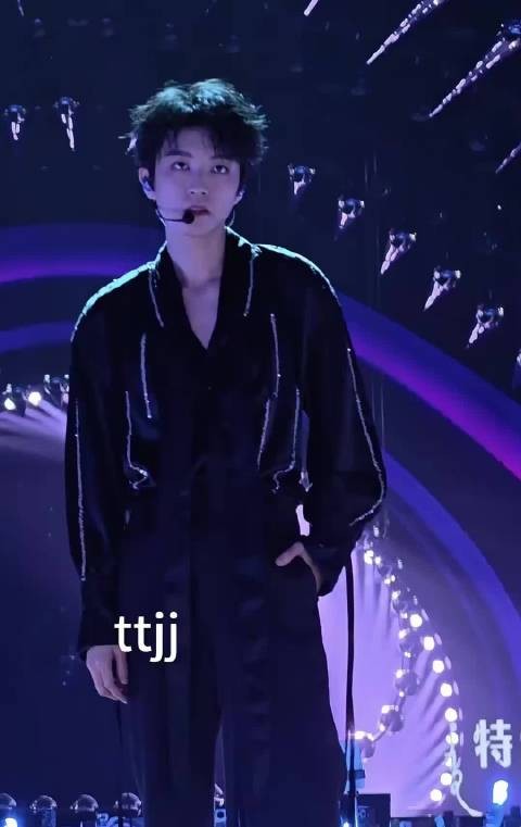 王俊凯黑衣V领湿身亮相跨年狂欢夜