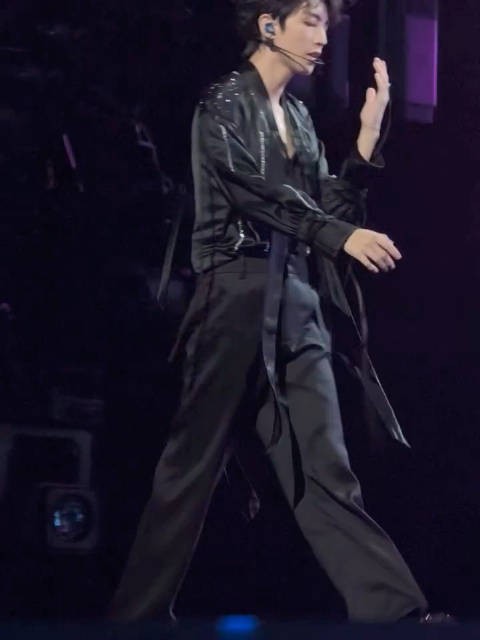 王俊凯你轻点帅!内娱全开麦唱跳top就算了,你怎么还湿身啊 这太太太犯规了