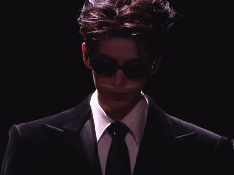 一听这个BGM就知道男模张凌赫又迈着大长腿走来了，听曲识凌帝