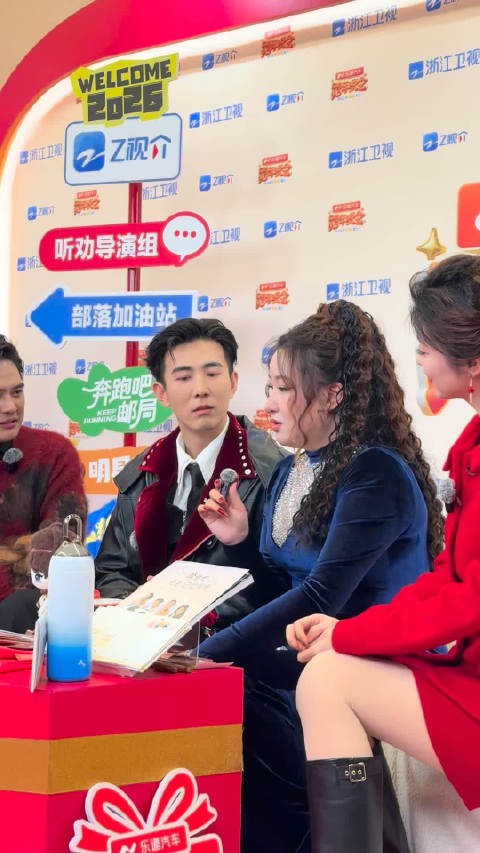 锤娜丽莎说每天幻想被求婚没想到在跨年晚会