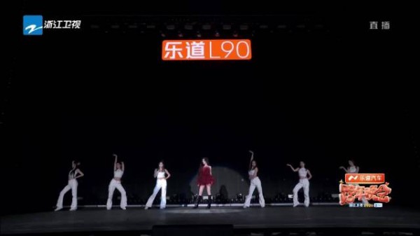 戴燕妮浙江卫视跨年晚会献唱《爱》，甜美灵动引爆舞台