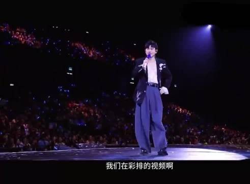 张杰跨年演唱会表白谢娜，称其为永远爱的太阳女神