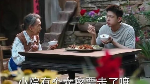 阿奶做葱油粑粑，面饼撒葱花煎焦黄，红豆馋死了！