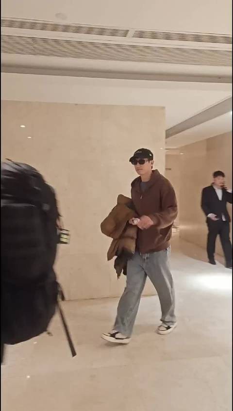 黄景瑜新年清晨离酒店,暖心问候粉丝