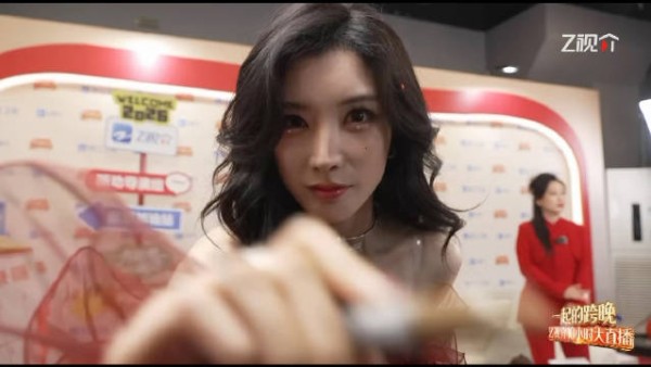 戴燕妮镜头签好美