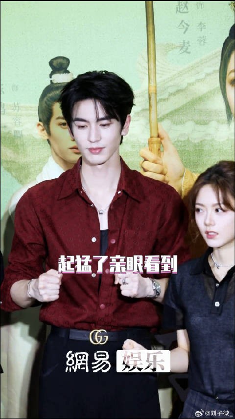 张凌赫挑战二年级手势舞！不要太可爱哈哈哈～度华年 张凌赫颜值