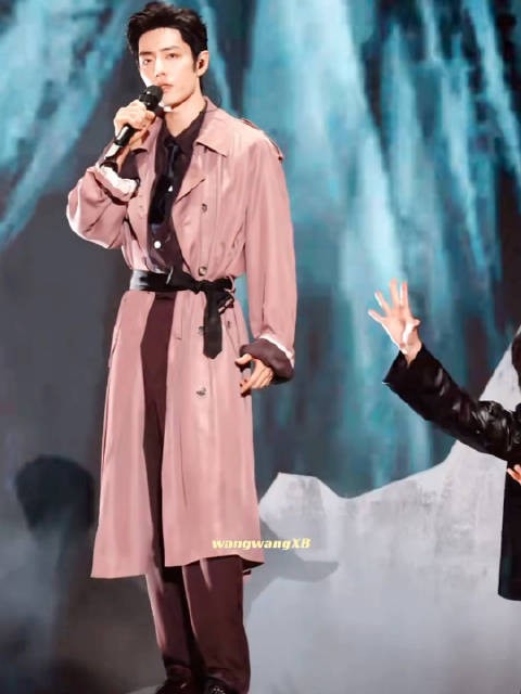 肖战东方卫视跨年舞台风衣造型直拍曝光