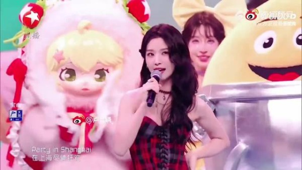 张集骏卢昱晓同台身高差引关注