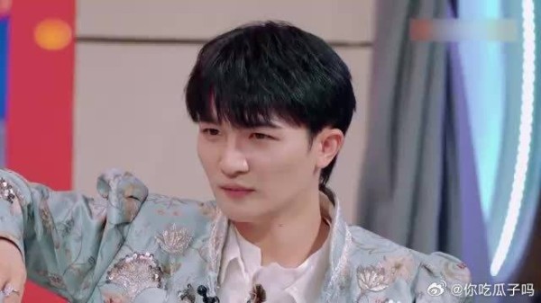 檀健次向周深透漏消息，周深听后一脸震惊，这表情太逗了