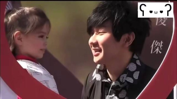 林俊杰2012年参加接吻大赛亲吻三岁混血女孩,其母在场称孩子喜欢他