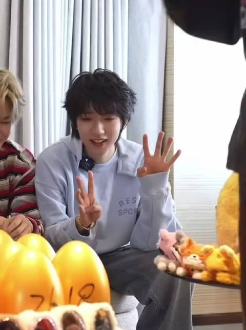 本来挺聪明的 龇着个兔牙感觉智商-100