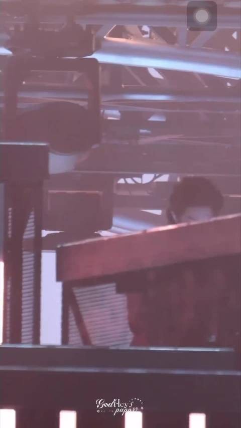 华晨宇现身气场强大引围观