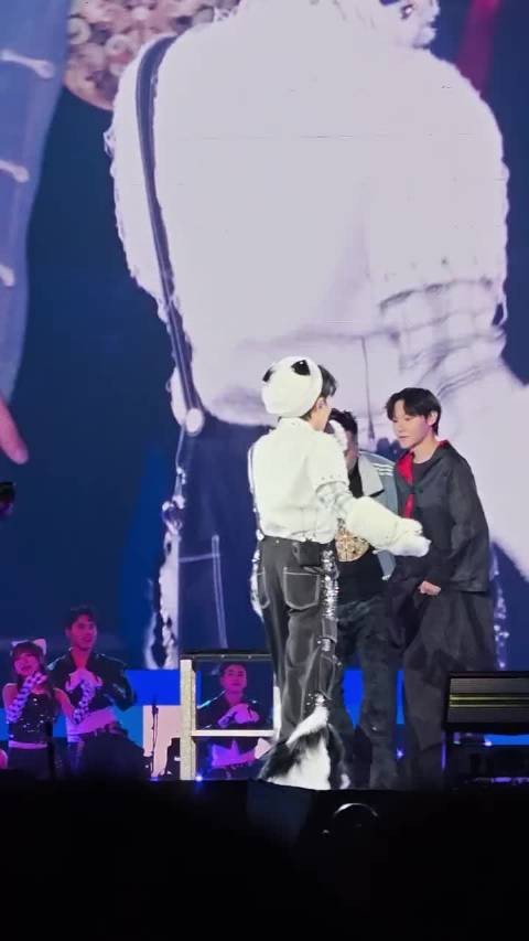 周深与东北室友玩魔术穿帮，综艺感拉满